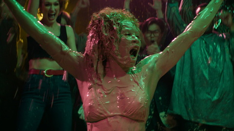 GLOW's Sexiest Scenes with Sydelle Noel. Bikini, covered in mud, mud. 877836