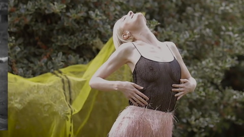 Sexiest Scenes of Herself from Elizabeth Debicki Talks Female Empowerment - GQ Photoshoot. Sexy, blonde, nipples through top. 853685