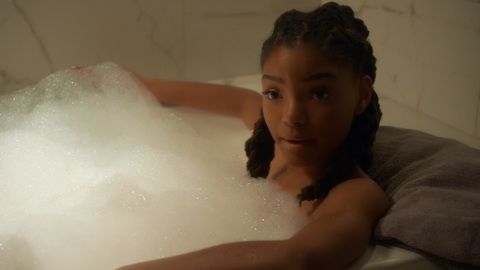Halle Bailey in grown-ish (2018-2024) Sexy Bathtub Braids 874278