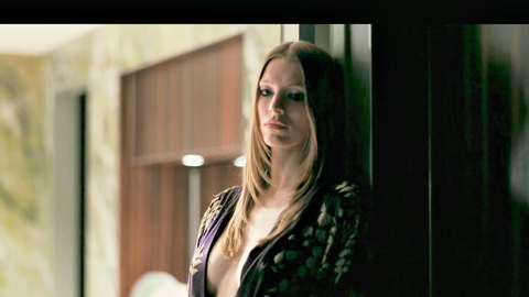 Hunter Schafer in Euphoria (2019) Sexy Blonde Cleavage 1018858