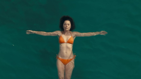 Sexiest Scenes of Margot Fox from The Mosquito Coast. Bikini, floating, ocean. 944867