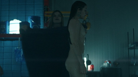 Nudes of Laura / Athena from Y: The Last Man. Breasts, bathtub, lamps. 957000