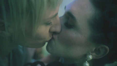 Sexiest Lena Hall Scene in Snowpiercer. Lesbian, SFW, kiss. 1002805