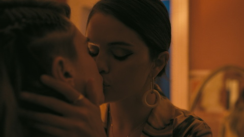 Only Murders in the Building's Sexiest Scenes with Cara Delevingne. Lesbian, earrings, holding head. 979692