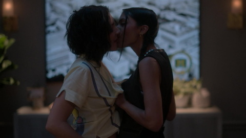 Sexiest Scenes of Zaraa from grown-ish. Lesbian, lesbian kiss, non nude. 991067