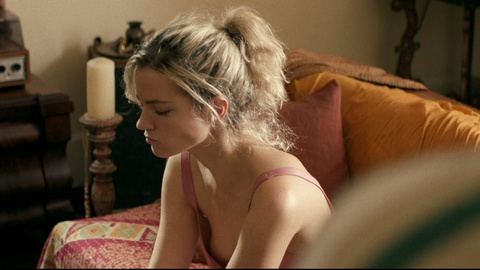 Elektra Jansson-Kilbey Nude as Lisa Carter. Breasts, blonde, couch. 981788