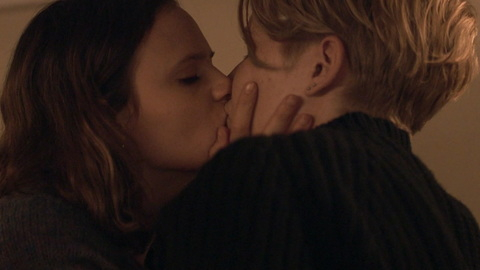 Daya Czepanski in Bad Behaviour (2023) Lesbian Sexy Blonde Kissing 984738