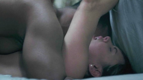 Tommie-Amber Pirie Nude as Abigail Blaine. Breasts, brunette, in bed. 989378