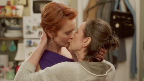 Sexiest Scenes of Amelia from And Just Like That…. Lesbian, kiss, kissing. 990521