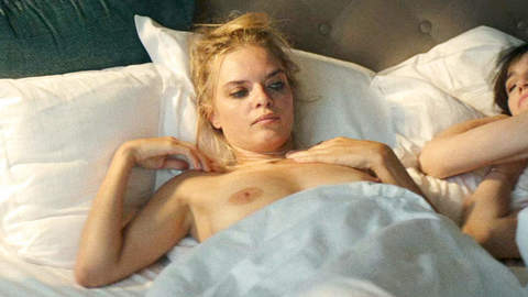 Nudes of Serveuse Bistrot from Alphonse. Breasts, blonde, in bed. 993888
