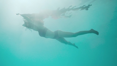 Hottest Sara Ali Khan Scene in Murder Mubarak. Bikini, brunette, floating. 998330
