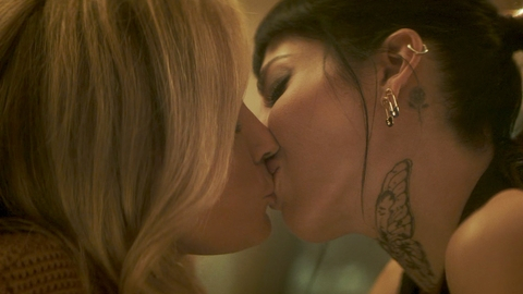 Hottest Lindsey Gort Scene in Dead Boy Detectives. Lesbian, SFW, kiss. 999830