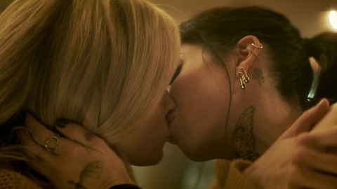 Sexiest Lindsey Gort Scene in Dead Boy Detectives. Lesbian, SFW, kiss. 999829