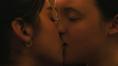 Hottest Bella Ramsey Scene in The Last of Us. Lesbian, SFW, kissing. 1009670