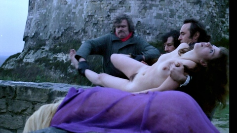 Une vampire from Lips of Blood Naked. Breasts, Bush, brunette, castle. 1012997