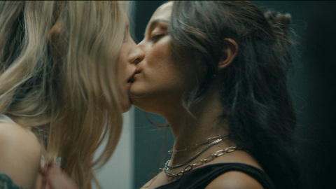 Hottest Chase Sui Wonders Scene in I Know What You Did Last Summer. Lesbian, against wall, kissing. 1013372