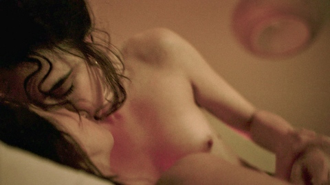 Margaret Qualley Nude as Honey O'Donahue. Breasts, Lesbian, A-list, brunette. 1013552