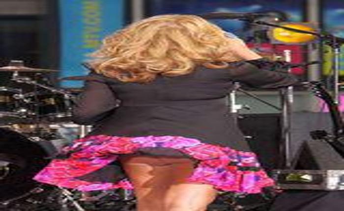 Jessica Simpson Flashes Ass!