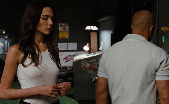 Gal Godot Talks About Kissing Isla Fisher in 'Keeping Up With the Joneses" 