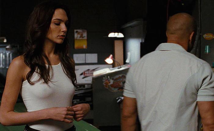 Gal Godot Talks About Kissing Isla Fisher in 'Keeping Up With the Joneses" 