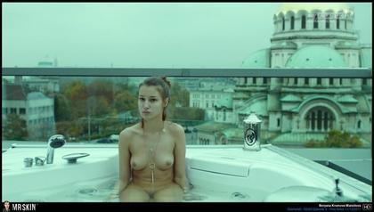 TV Nudity Report: Shameless, Outlander, The Girlfriend Experience, Dark, Easy, Gomorrah, & Babylon Berlin 12.4.17