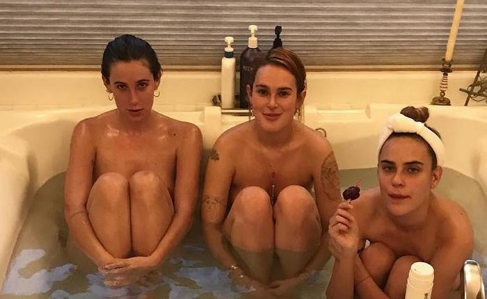 Rub-A-Dub-Dub, A Nip Slip And Three Naked Willis Sisters In A Tub!
