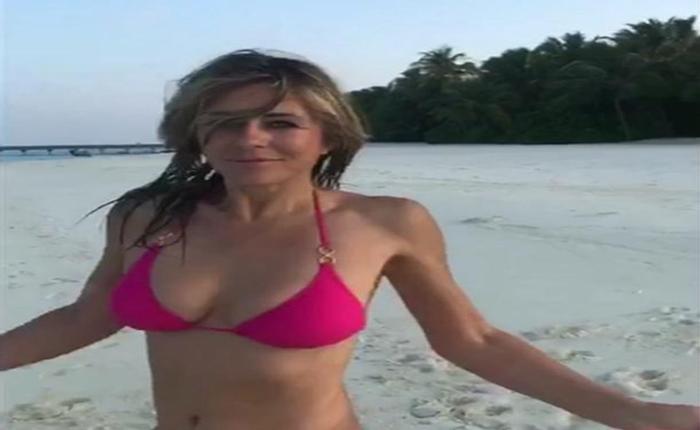 Elizabeth Hurley Will Bikini Dance Into Your Heart