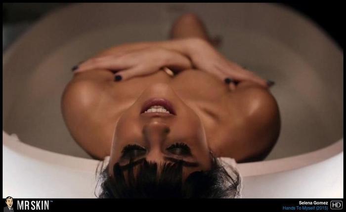 Selena Gomez is a Sexier Than Ever in Her Bikini