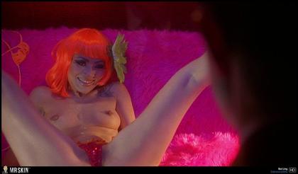 5 Sexy Smiling Celebs Who Are Nude