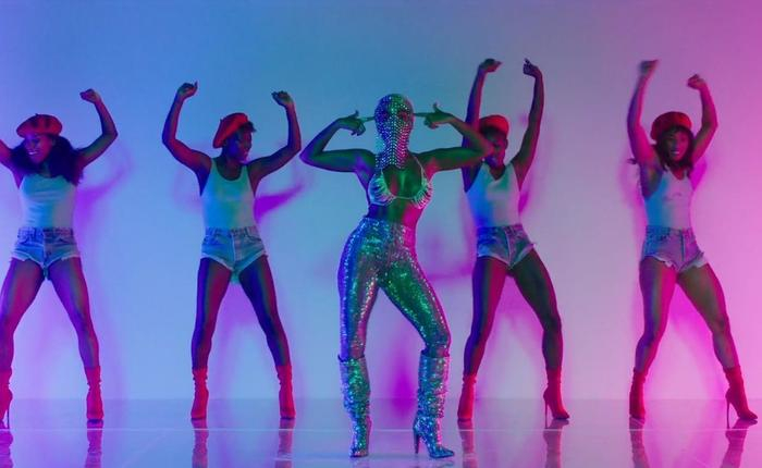 Sexy Scenes That Use Bisexual Lighting