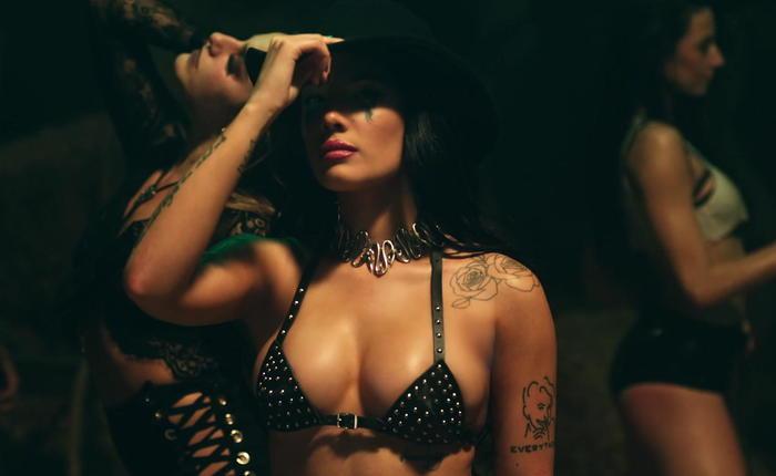  Do You Want to See Halsey Naked? 