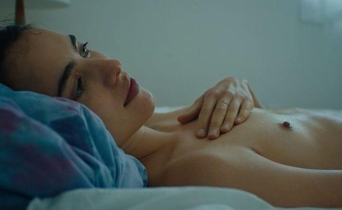Maid Star Margaret Qualley's 10 Sexiest Scenes (With Insane Frontal)