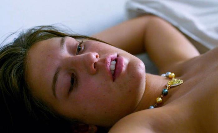 Adèle Exarchopoulos: See Her Incredible Moments In GIFs Before The Passages Nude Scenes