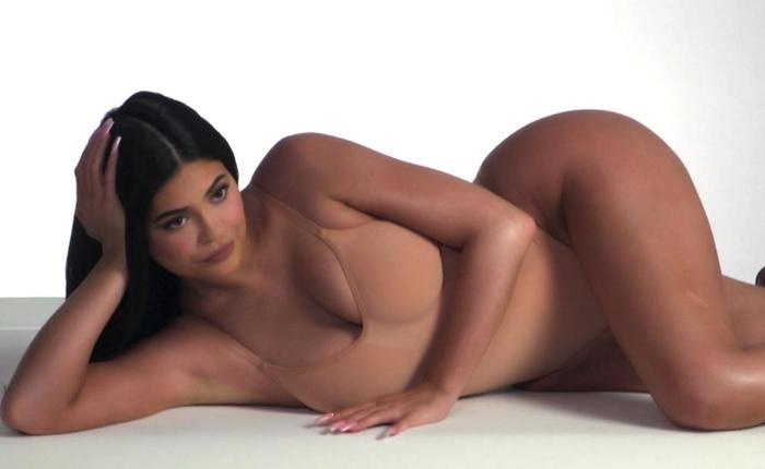 Kylie Jenner Turns 26 and More Sexy Cam Girls Baring Titties on Camster