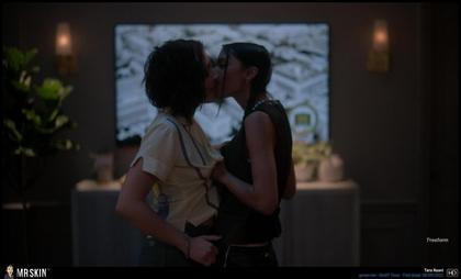 The Top Five Hottest Lesbian Makeouts for the Next Generation