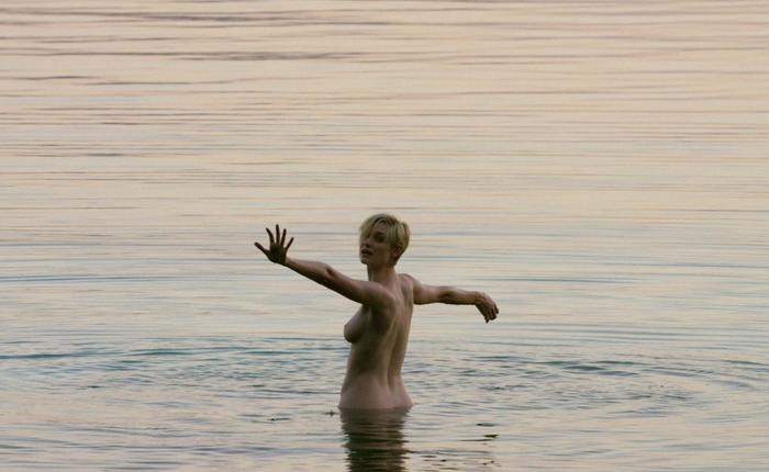 Where Can You See Elizabeth Debicki's Bare Naked Golden Globes?