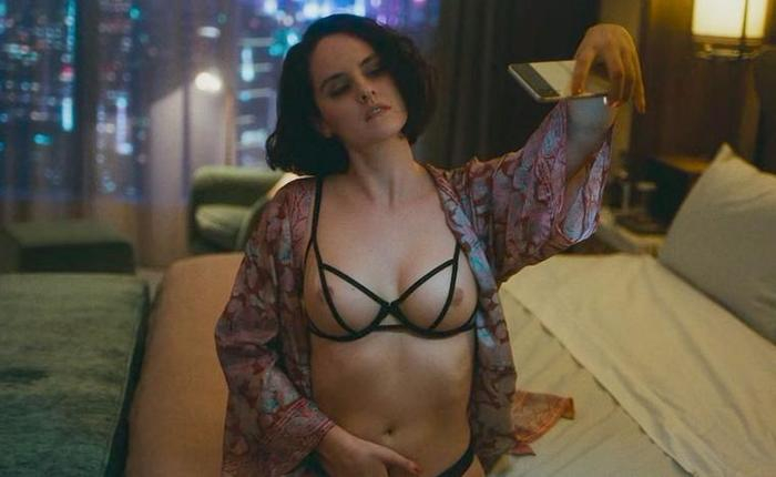 The 10 Sexiest Selfie Scenes with Nudity