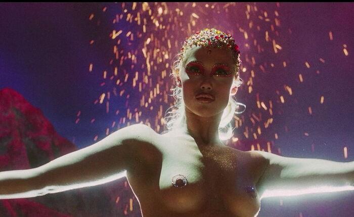 10 Topless Showgirls