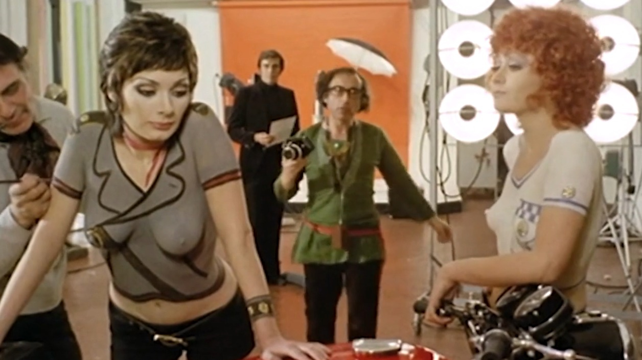 Edwige Fenech Nude in The Case of the Bloody Iris. Breasts, butt, left breast. 351274