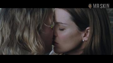 Renée Zellweger, Jacinda Barrett in Bridget Jones: The Edge of Reason (2004) Sexy Lesbian Lesbian Sexy 195204