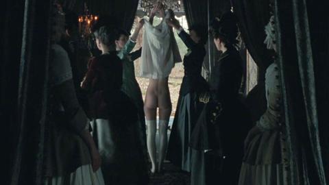 Kirsten Dunst Naked in Marie Antoinette. Butt, breasts, right nipslip. 204997