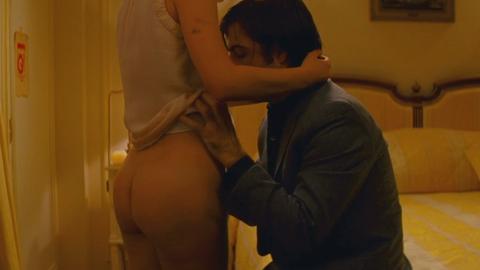 Natalie Portman Nude as Jack's Girlfriend. Butt, breasts, right breast. 209030