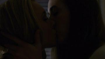 Hayden Panettiere, Madeline Zima in Heroes (2006-2009) Sexy Lesbian Lesbian Sexy 218679