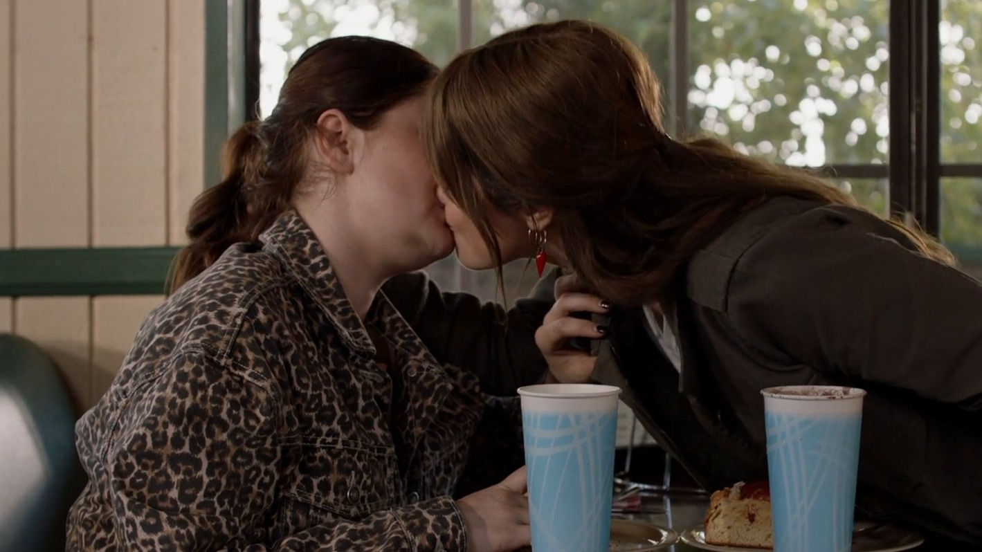 Hottest Emma Kenney Scene in Shameless. Lesbian, Sexy, breasts, butt. 317108