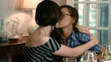 Zooey Deschanel, Rashida Jones in Our Idiot Brother (2011) Sexy Lesbian Lesbian Sexy 223969