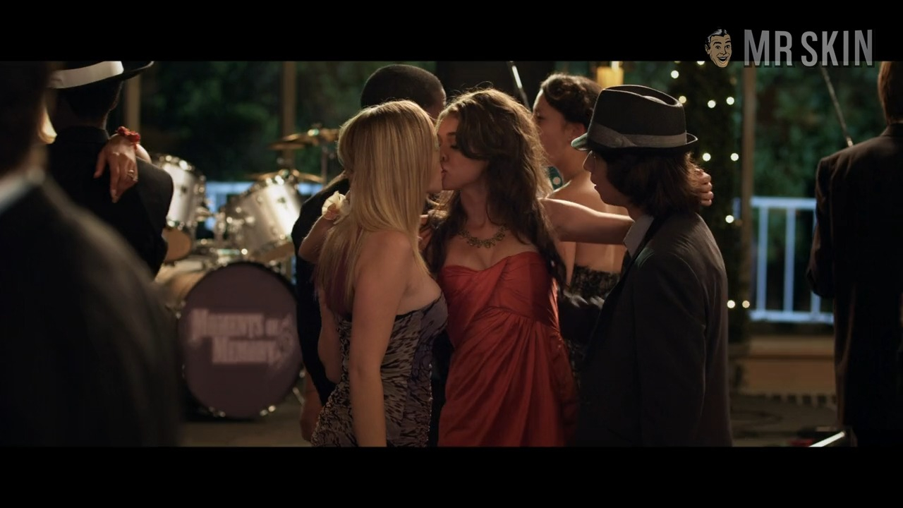 Sarah Hyland, Dreama Walker in Date and Switch (2014) Sexy Lesbian Lesbian Sexy 237627