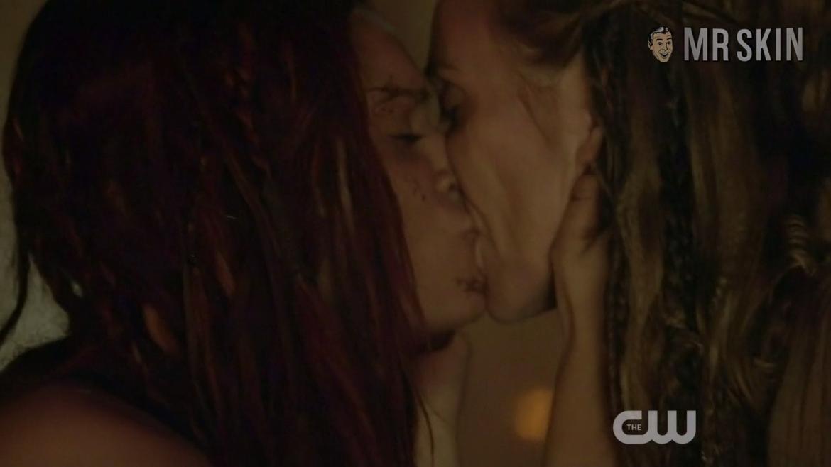 Eliza Taylor, Jessica Harmon in The 100 (2014-2020) Sexy Lesbian Lesbian Sexy 248135