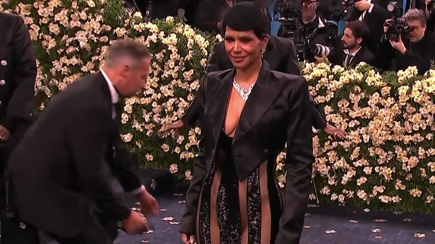 E! Live From the Red Carpet's Sexiest Scenes with Halle Berry. Sexy. 353220