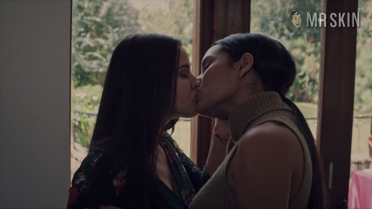 Hottest Alicia Jaziz Scene in Ingobernable. Lesbian, breasts, left breast. 271208