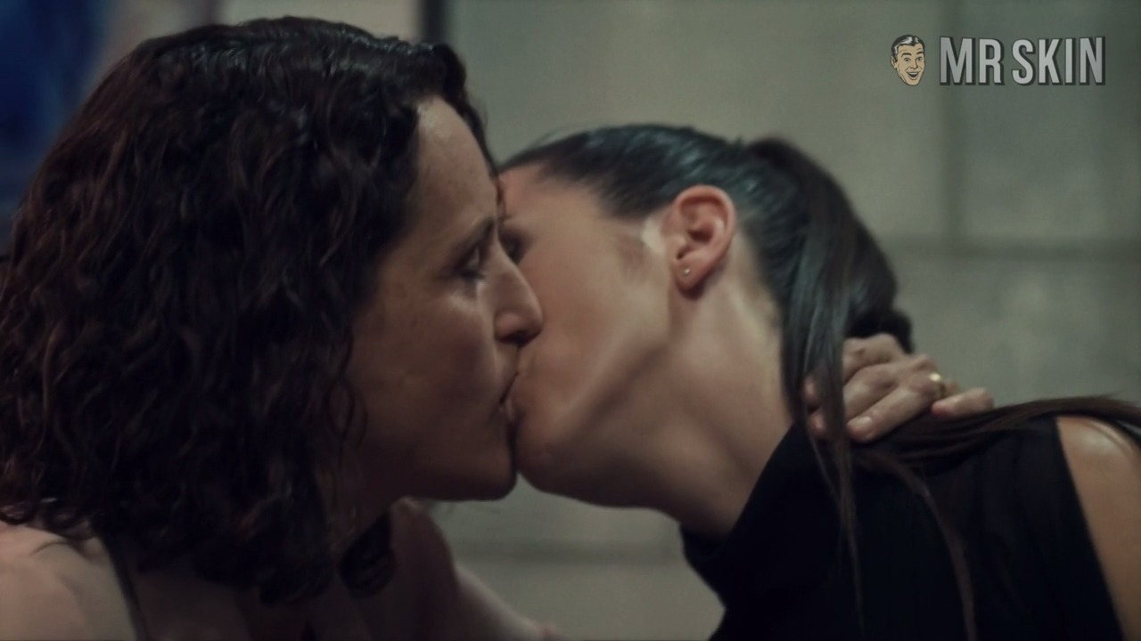 Sexiest Scenes of Ana Vargas-West from Ingobernable. Lesbian, breasts, sexy. 271211